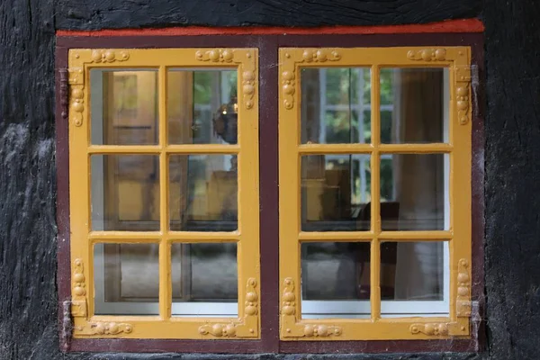 Stare Żółte Okno Czarnej Ścianie — Zdjęcie stockowe