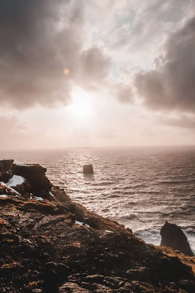 Fascinerande Utsikt Över Den Gyllene Solnedgången Över Havet — Stockfoto