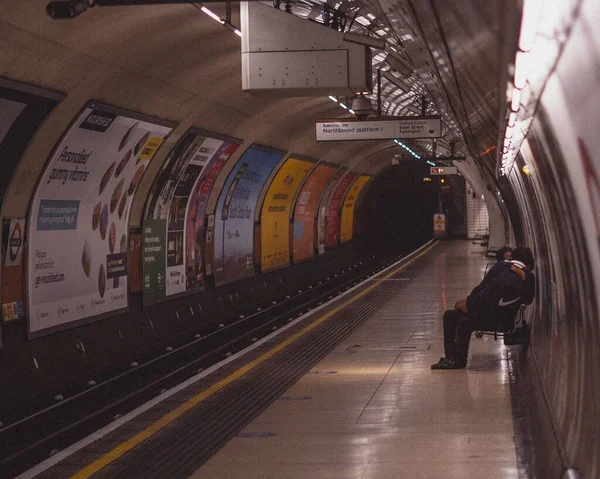 Люди Чекають Лондонському Метро — стокове фото