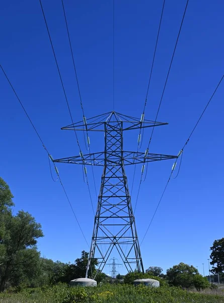 カナダオンタリオ州キッチナーの澄んだ青い空の下の送電塔 — ストック写真