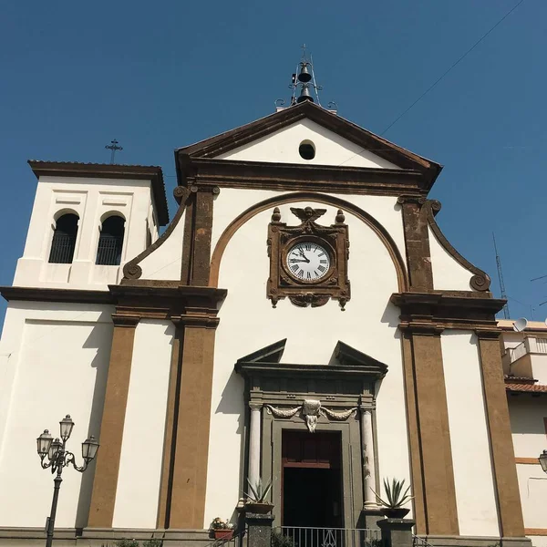 Parrocchia San Lorenzo Tle Jasnoniebieskiego Nieba — Zdjęcie stockowe
