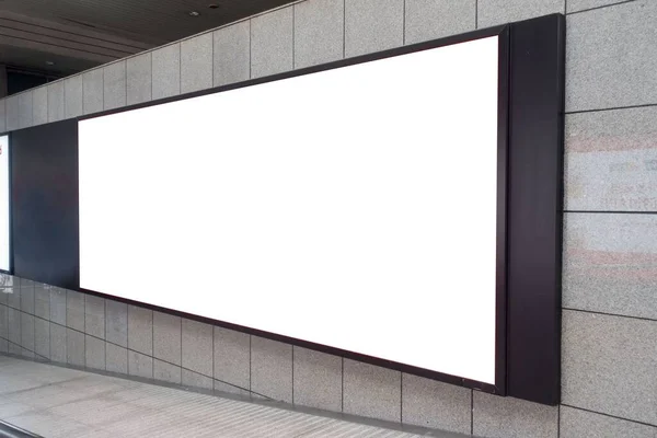 壁に白いスクリーンがある空の廊下 — ストック写真