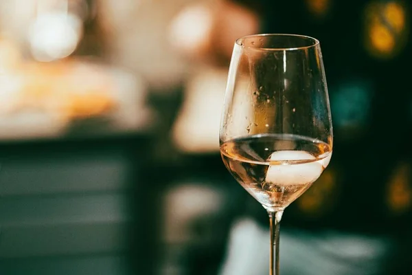 Fuoco Superficiale Bicchiere Vino Bianco Con Sfondo Sfocato — Foto Stock