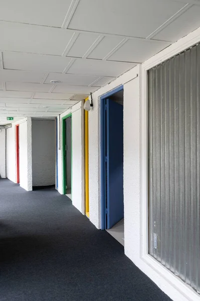 Corbusier Başyapıtı Nın Modern Renkli Kapılarıyla Dolu Bir Koridor — Stok fotoğraf