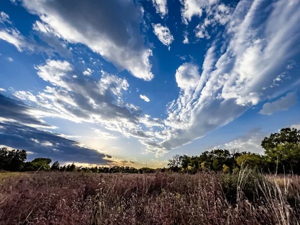 Una Vista Panorámica Campo Otoñal Bajo Cielo Nublado Brillante — Foto de Stock