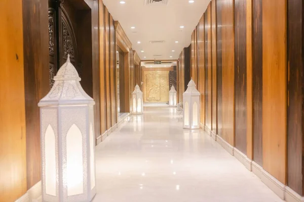 Fas Fenerleriyle Süslenmiş Güzel Bir Koridor — Stok fotoğraf