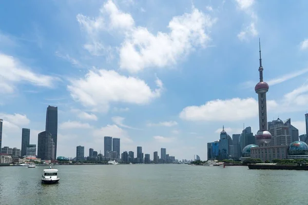 Fiume Huangpu Con Edifici Cittadini Sullo Sfondo Del Cielo Blu — Foto Stock