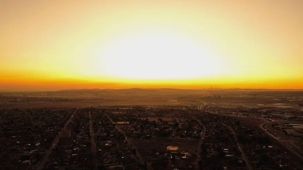 影の中の建物の空中撮影と背景の景色の夕日 — ストック写真