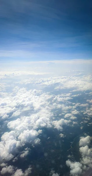 Tiro Vertical Nuvens Brancas Inchadas Céu Cima — Fotografia de Stock