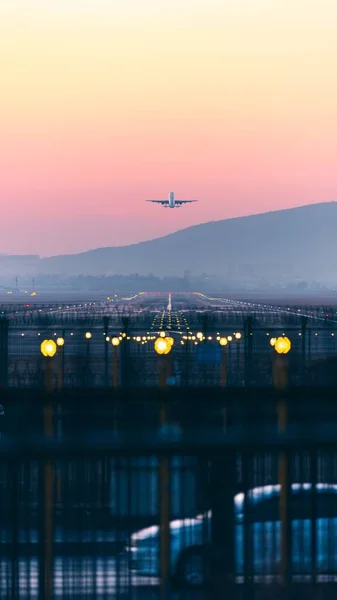 Avião Que Parte Aeroporto Durante Pôr Sol — Fotografia de Stock
