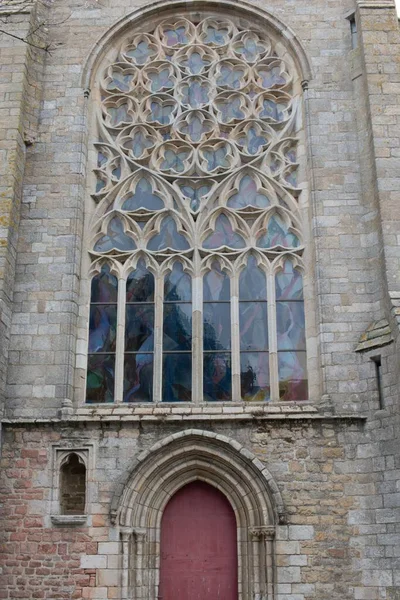 法国圣波里昂一座哥特式大教堂窗户的垂直特写 — 图库照片