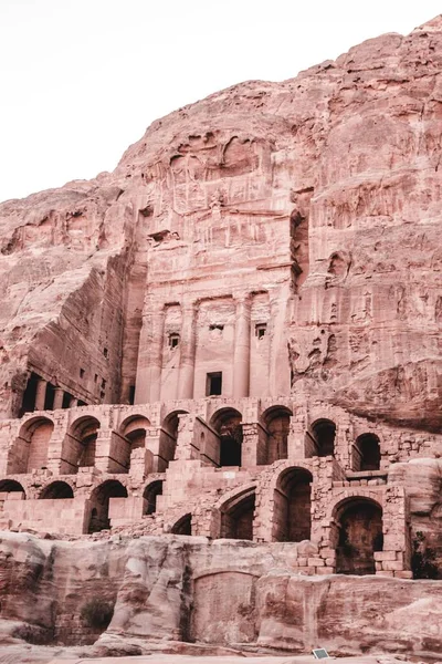 Nízký Úhel Záběru Nabatejského Chrámu Petře Jordánsko — Stock fotografie