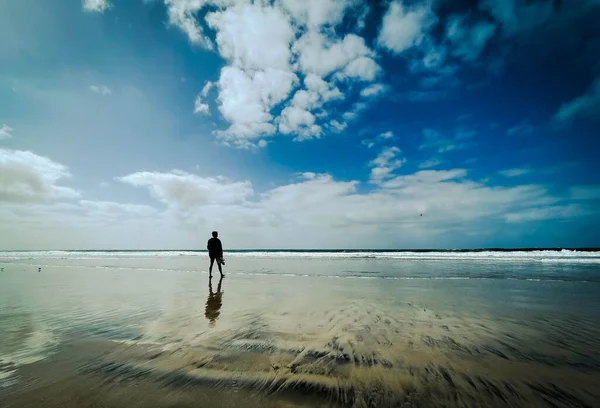Die Silhouette Einer Person Strand Unter Einem Bewölkten Himmel — Stockfoto