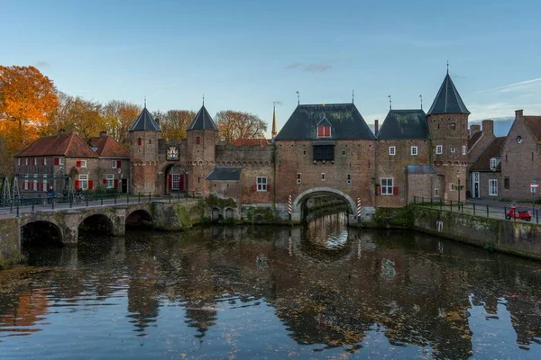 オランダの静かな川の横にあるアメリカのオランダの都市の中世の門Koppelporti — ストック写真