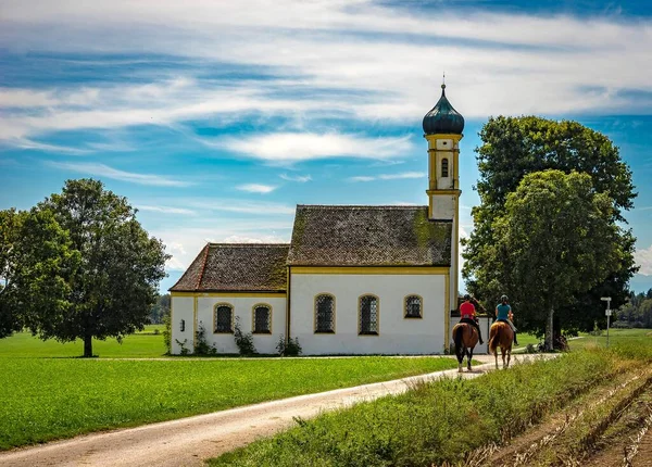 Dos Jinetes Cabalgan Hacia Capilla San Juan Raisting Alemania —  Fotos de Stock