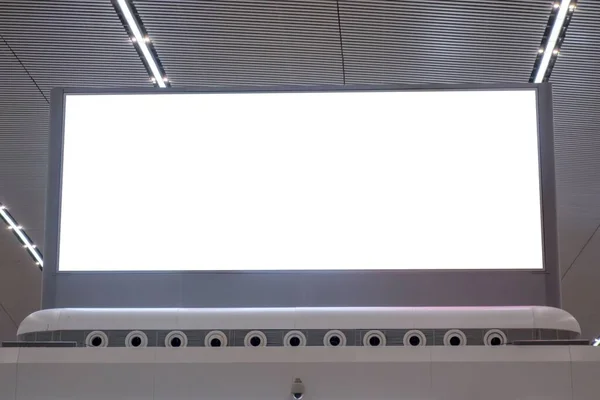 现代建筑中带有复制空间的白色电影银幕的低角度镜头 — 图库照片