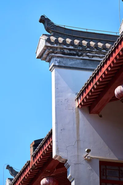 Exterior Uma Fachada Arquitetura Chinesa Com Paredes Brancas Sob Céu — Fotografia de Stock