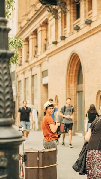 Een Verticaal Schot Van Een Jonge Vrouw Een Straat Sevilla — Stockfoto