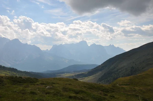 意大利阿尔卑斯山的美丽风景 白天在多云的天空下 — 图库照片