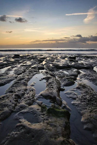 Plano Vertical Una Playa Llena Rocas Con Mar Tranquilo Fondo — Foto de Stock