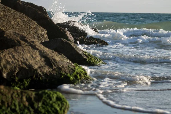 Mořské Vlny Narážejí Velkých Skal Břehu Slunečného Dne — Stock fotografie