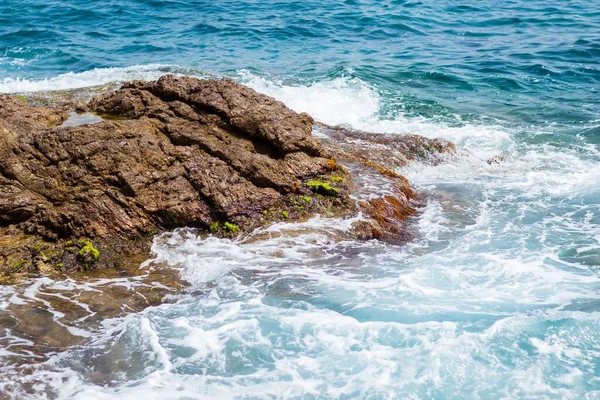 Kamenná Formace Pokrytá Mechem Pěnivé Mořské Vodě — Stock fotografie