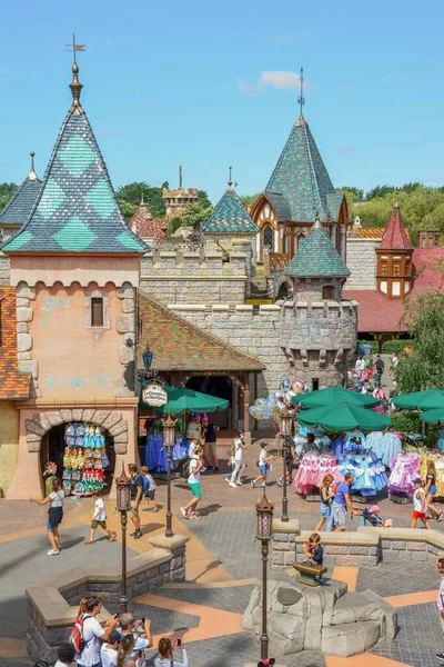 Plan Vertical Personnes Visitant Disneyland Paris France Par Une Journée — Photo