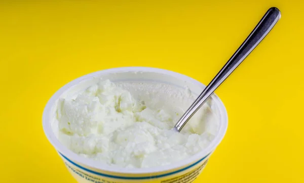 Primo Piano Cucchiaio Uno Yogurt Uno Sfondo Giallo — Foto Stock
