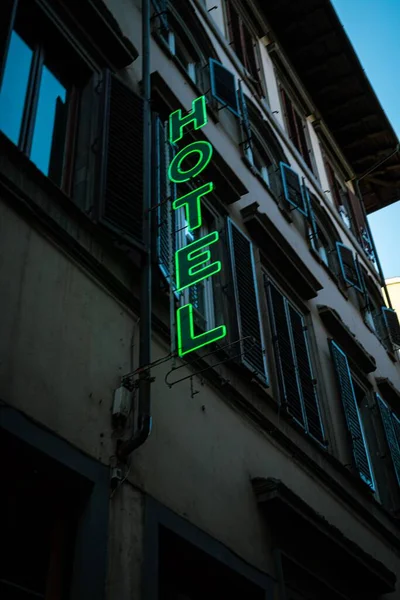 Вертикальный Снимок Фасада Здания Подсветкой Зеленым Знаком Hotel — стоковое фото