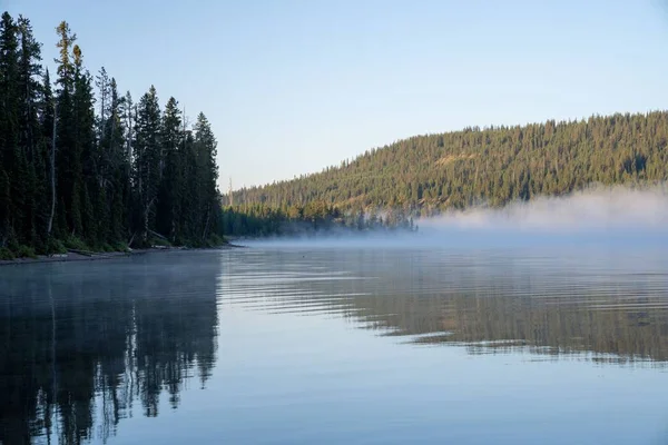 Una Vista Panoramica Lago Montagna Con Fitta Foresta Ricoperta Nebbia — Foto Stock