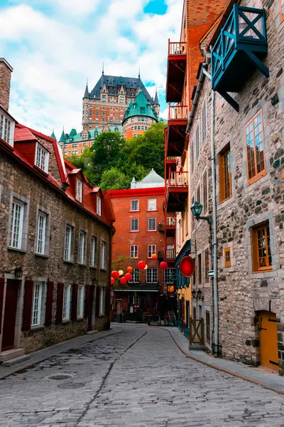 Plano Vertical Estrecha Calle Entre Los Edificios Quebec Canadá — Foto de Stock