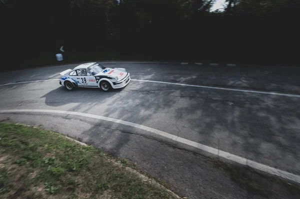 Biały Samochód Wystawiony Podczas Wyścigu Pod Górę Prędkości Włoskiego Mistrzostwa — Zdjęcie stockowe