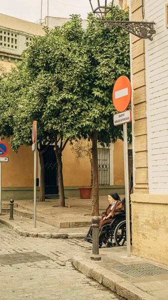 Disparo Vertical Una Anciana Silla Ruedas Streen Sevilla España —  Fotos de Stock