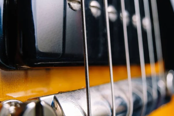 Close Uma Corda Guitarra Acústica Clássica Ponte — Fotografia de Stock