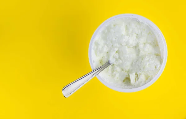 Una Vista Dall Alto Cucchiaio Uno Yogurt Uno Sfondo Giallo — Foto Stock