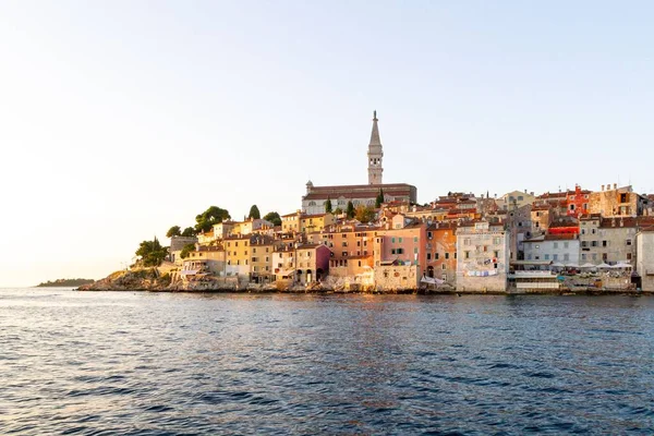 クロアチアの水を渡ってロヴィニの歴史的な旧市街 — ストック写真