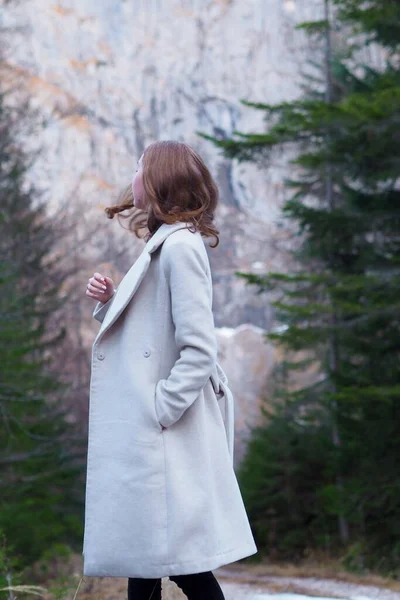Beyaz Önlüklü Beyaz Bir Kadın Ormanda Yürürken Çekilmiş Dikey Bir — Stok fotoğraf