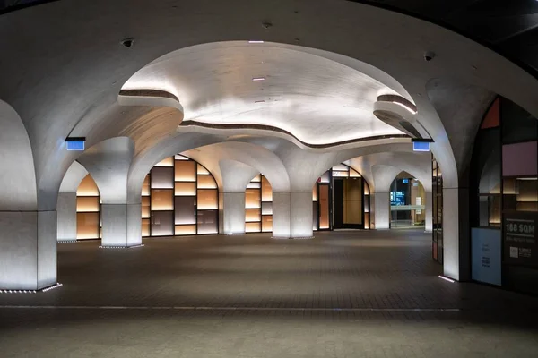 Ein Gebäude Mit Beleuchteter Architektur Neben Einem Bahnhof Mit Rundbögen — Stockfoto