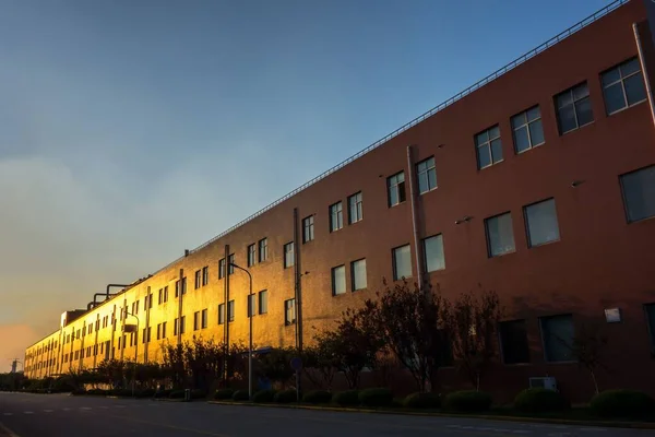 Ein Goldenes Sonnenlicht Fiel Bei Sonnenuntergang Auf Das Gebäude — Stockfoto