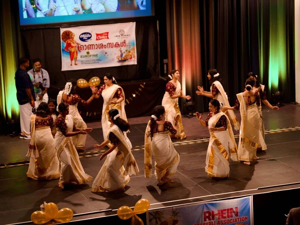 伝統的なドレスで美しいインドの女の子は オナム祭りの間に歓迎ダンスを行う — ストック写真