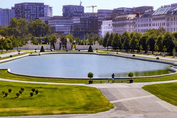 从奥地利维也纳的贝尔韦代尔宫看到的一个绿色公园的游泳池的风景 — 图库照片