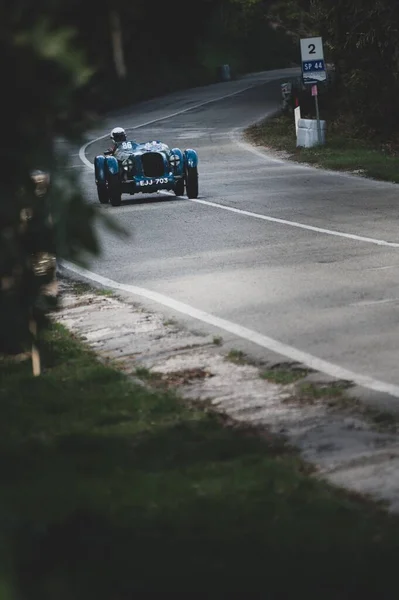 Egy Kék Autót Állítottak Fel Olasz Bajnokság Hegymászó Versenyén Pesaróban — Stock Fotó