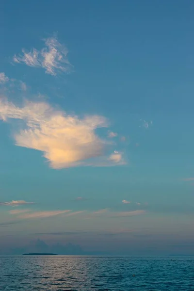フィリピンのドゥマゲテ島からのスミロン島の垂直ショット 青い時間の間 — ストック写真