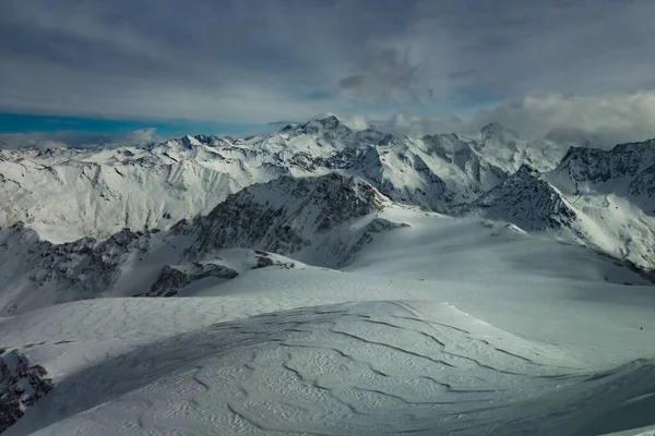 Eine Schöne Aufnahme Von Schneebedeckten Bergen Vor Blauem Himmel Einem — Stockfoto