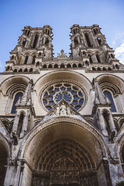 Ángulo Bajo Catedral Laon Francia Bajo Cielo Azul —  Fotos de Stock