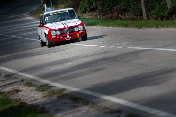 Carro Vermelho Branco Montado Durante Uma Corrida Alta Velocidade Campeonato — Fotografia de Stock