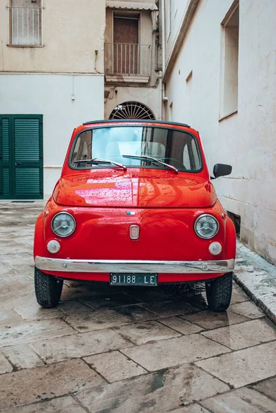 イタリアのレッチェの家の近くに屋外に駐車典型的な古いとヴィンテージの赤フィアット500の垂直ショット — ストック写真