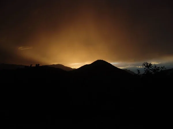 Une Vue Panoramique Sur Les Silhouettes Des Montagnes Coucher Soleil — Photo