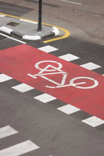 Tiro Ângulo Alto Uma Pista Bicicleta Vermelha Pintada Pavimento — Fotografia de Stock
