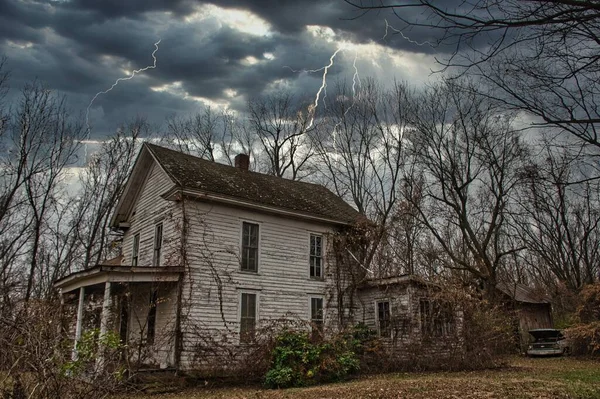 Uma Bela Vista Uma Casa Sob Céu Cinza Tempestuoso Com — Fotografia de Stock